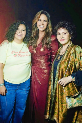 Lucero con su madre e hija.