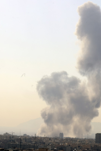 Una columna de humo se eleva en el centro de Teherán tras el ataque de Israel, 28 de febrero de 2026.