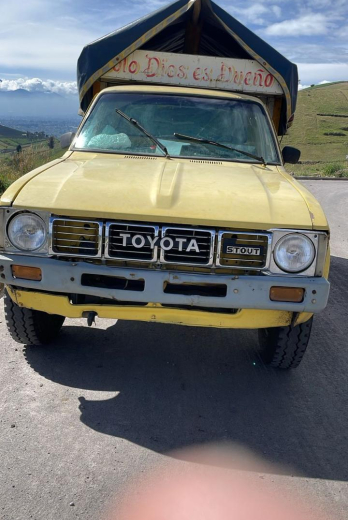 La indestructible Toyota Stout en la que los Quispe venden sus productos.