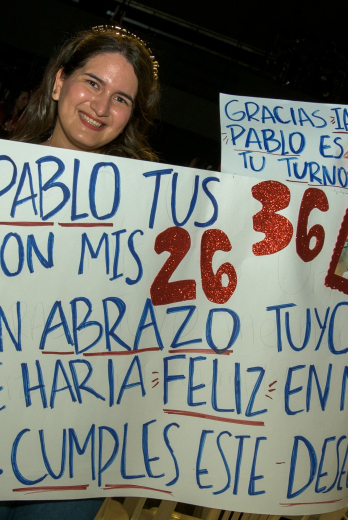 Con carteles asistieron sus fans al concierto.