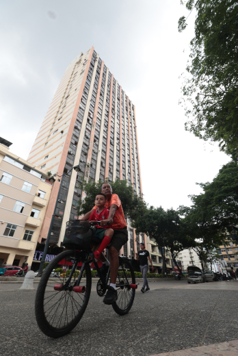 biciusuario frente al edificio El Fórum