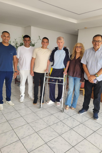 César Farías y su cuerpo técnico visitó al entrenador Dussan Draskovic.