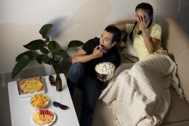 Pareja viendo televisión