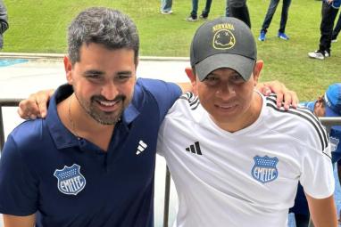 José Jiménez nuevo presidente del Emelec junto a un socio azul en el Capwell.