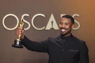 El actor Michael B. Jordan sosteniendo su Óscar.