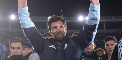 Lionel Messi de Argentina se despide de aficionados al final de un partido ante Benín en el estadio Monumental, en Buenos Aires (Argentina).