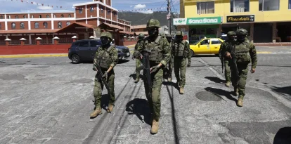 Militares de la Brigada Galápagos recorren el centro de la Comuna de Lumbisí.