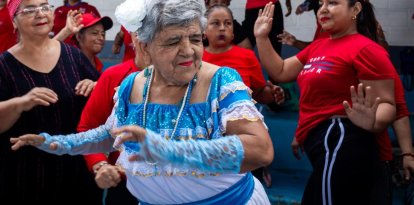 Adultos mayores participaron con presentaciones de danza y folclore durante el Festival Guayaco Octubrino en el CAMI Guasmo.