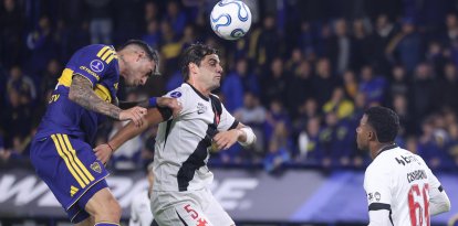 Lautaro Di Lollo (i) de Boca Juniors disputa el balón con Santiago Sosa (c) de Vasco da Gama.
