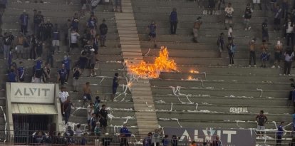 El sábado pasado en el cotejo entre Guayaquil City y Emelec, hinchas prendieron fuego en las gradas.