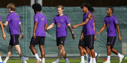 Frenkie de Jong (c) durante el entrenamiento en la ciudad deportiva Joan Gamper.