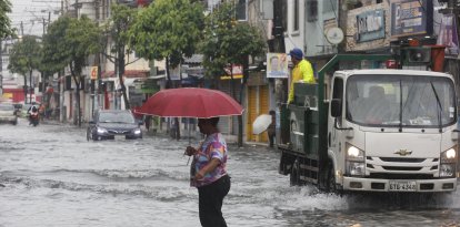 Las fuerte lluvia que soportó Guayaquil anegó varias vías, la mañana de este lunes 24 de febrero.