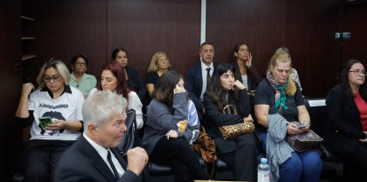 Dalma (c) y Giannina Maradona (3-d), hijas de Diego Armando Maradona junto a otros familiares en los tribunales de San Isidro en Buenos Aires.