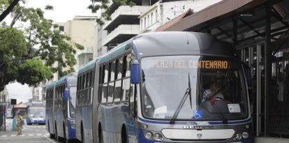 Un bus del sistema de transporte masivo Metrovía está involucrado en el atropellamiento de un hombre, quien falleció, en el centro de Guayaquil.
