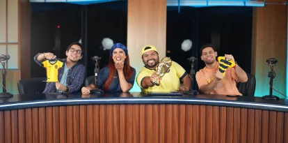 Los panelistas durante la grabación del nuevo podcast de Expreso, con símbolos alusivos al fútbol.