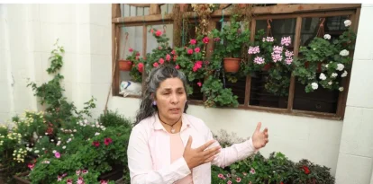 Liz Pereira y cuatro personas más cuidan de más de 20.000 geranios, que colocaron como parte de la iniciativa De Vuelta Al Centro.