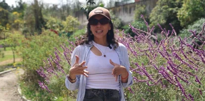 Emilia Moreno, en medio de salvias mexicanas de los vecinos de la Antonio Flores Jijón, en Bellavista, norte de Quito, muestra abejas Maya y bungas, que no se dejaron fotografiar.