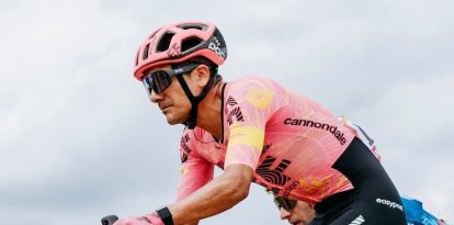 Richard Carapaz durante la segunda etapa de La Vuelta a España 2026, donde terminó en el puesto 25 y mantuvo la diferencia de 37 segundos con Pogačar.