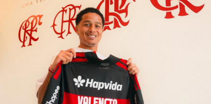 Anthony Valencia posa con la camiseta del Flamengo tras ser anunciado como nuevo refuerzo del club brasileño.