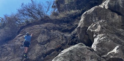 La experiencia de escalar en roca natural es accesible en Quito, con el acompañamiento de un experto y equipo especializado.
