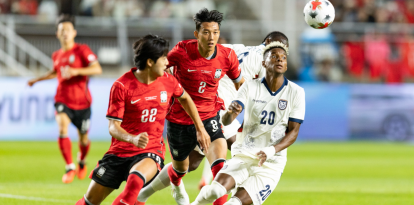 Nilson Angulo disputa el balón ante un jugador de Corea del Sur durante el partido amistoso.