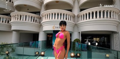 La representante de Ecuador lució un traje de baño fucsia durante su presentación en Bangkok.