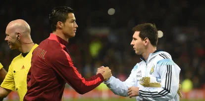 Lionel Messi enfrentando a Cristiano Ronaldo (i) en el duelo entre Argentina y  Portugal.