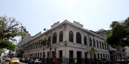 Fachada del edificio patrimonial en el que funcionó el colegio Ana Paredes de Alfaro, en las calles Sucre y Chimborazo, en el centro de Guayaquil.