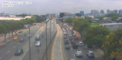 Alto flujo vehicular se registra en la avenida de las Américas, cerca del aeropuerto José Joaquín de Olmedo, en sentido hacia el centro de Guayaquil.