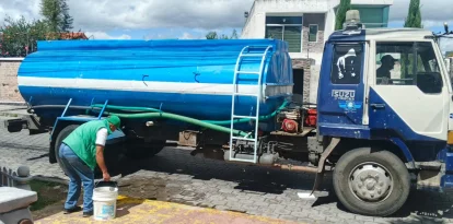 Tanqueros: La Epmaps anunció el abastecimiento de agua mediante tanqueros mientras se desarrollan las reparaciones.
