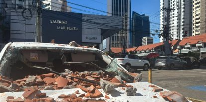 Un vehículo afectado por restos de un edificio tras un terremoto de magnitud 7,7 con una profundidad de 10 kilómetros en Panamá.