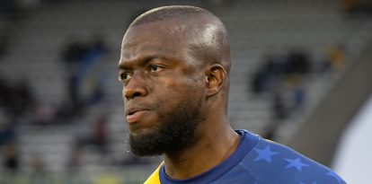 Enner Valencia calentando antes del partido de Boca Juniors.