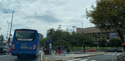 Un bus, de la compañía Latina, en la av. Patria, muy cerca de la Casa de la Cultura Ecuatoriana. El registro municipal va en la placa azul.