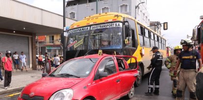 Un expreso colisionó con un auto en Quito y Capitán Nájera, dejando dos personas heridas.