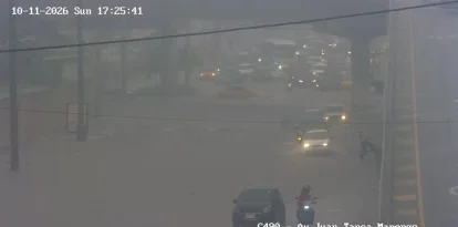 Juan Tanca Marengo: La acumulación de agua en los exteriores del Colegio Americano dificultó el tránsito vehicular durante la tarde de este domingo.