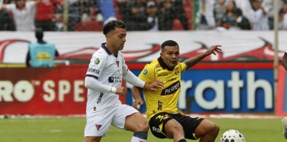 Liga de Quito y Barcelona jugando en el estadio Rodrigo Paz.