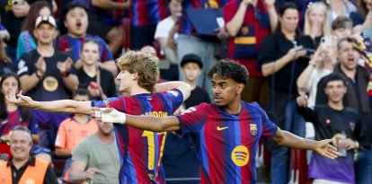 El delantero del Barcelona Anthony Gordon (i) celebra junto a Lamine Yamal tras marcar ante el Getafe CF.