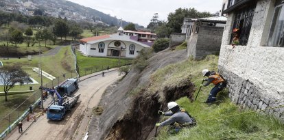 Emergencia en Madrigal. Los trabajos de limpieza continúan tras el deslizamiento de tierra registrado en este barrio del sector de Monjas, al oriente de Quito.