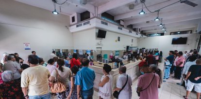 Usuarios en las oficinas de servicio del Palacio Municipal de Guayaquil.