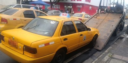 ATM retiene taxi denunciado en redes por circular con placa ilegible.