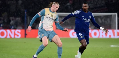 Erling Haaland (i) y Willian Pacho (d) se enfrentaron en enero de 2025, por la Champions, con triunfo del PSG.