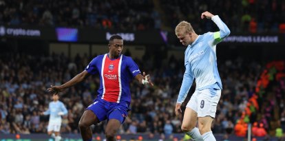Willian Pacho (i), defensa del PSG, en la marca de Erling Haaland (d), delantero del Manchester City.