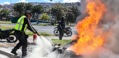Una motocicleta se incendió durante un operativo de tránsito en Guajaló, al sur de Quito. Un agente de la AMT logró apagar las llamas.