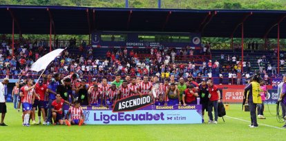 Los jugadores de Atlético FC celebran el ascenso.