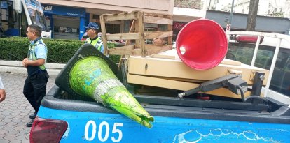 Operativo municipal de control del espacio público en el centro de Guayaquil.