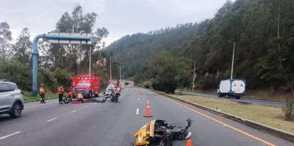 En la avenida Simón Bolívar, cerca del camposanto Monte Olivo, un automóvil chocó contra una motocicleta.