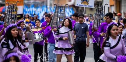 Bandas de paz, bastoneras y agrupaciones artísticas recorrieron seis sectores del sur de Guayaquil durante el Pregón Octubrino.