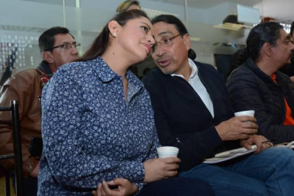 Comparecencia. Paola Pabón y Virgilio Hernández charlan durante la sesión de la Comisión legislativa que investiga el paro, antes de dar su versión.