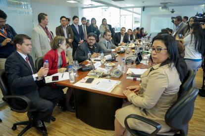 Quito, 22 De Octubre 2019. Avoca conocimiento de los siguientes proyectos de reformas y recibe a sus respectivos proponentes:
- Artículo 135 de la Ley Orgánica del Servicio Público que elimina la Pensión Vitalicia a Ex Mandatarios Sentenciados de la asambleísta María Mercedes Cuesta.
- Ley Orgánica de Servicio Público para Restaurar la Ética del Servicio Público y Combatir la Malversación de Recursos Estatales del asambleísta Absalón Campoverde.
- Artículo 135 de la Ley Orgánica de Servicio Público del asambleísta Juan Cristóbal Lloret.
- Artículo 135 de la Ley Orgánica de Servicio Público del asambleísta Fredy Alarcón.
-Artículo 135 de la Ley Orgánica del Servicio Público- Pensión Vitalicia Exmandatarios que no hayan sido Condenados de la exasambleísta Paola Vintimilla.
- Ley Orgánica del Servicio Público de la asambleísta Noralma Zambrano.
2. Recibe a Richard Martínez, ministro de Economía y Finanzas o su delegado, con el objeto de que emita su criterio sobre el proyecto de reforma a