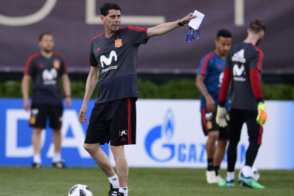The new coach of the Spanish national football team, Fernando Hierro (C), speaks to his players during a training session at Krasnodar Academy on June 13, 2018, ahead of the Russia 2018 World Cup football tournament.
Spain today named the federation sporting director Fernando Hierro as its World Cup coach to replace Julen Lopetegui, who was sensationally sacked after his appointment as Real Madrid manager.

 / AFP PHOTO / PIERRE-PHILIPPE MARCOU FBL-WC-2018-ESP-TRAINING